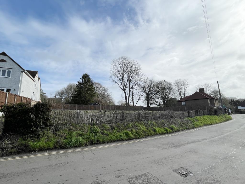 Lot: 101 - EXCELLENT SITE WITH PLANNING IN VILLAGE LOCATION - 